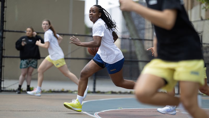women playing basketball